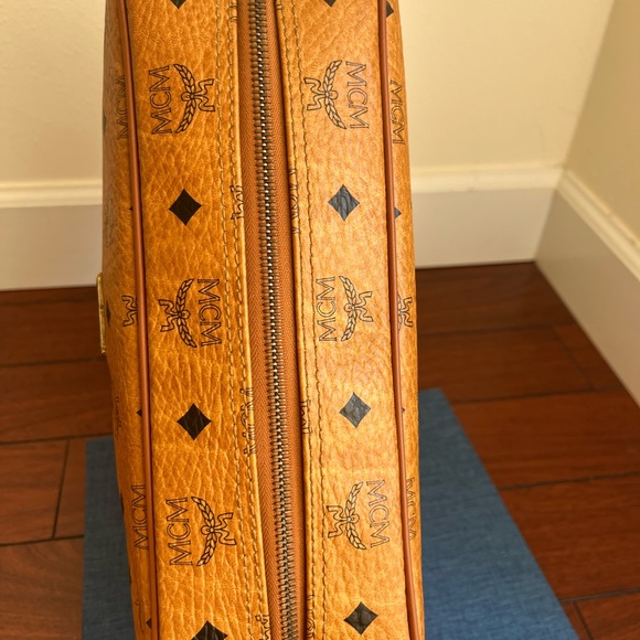 MCM POUCH / CLUTCH (PRICE FIRM❤️) - Picture 8 of 14